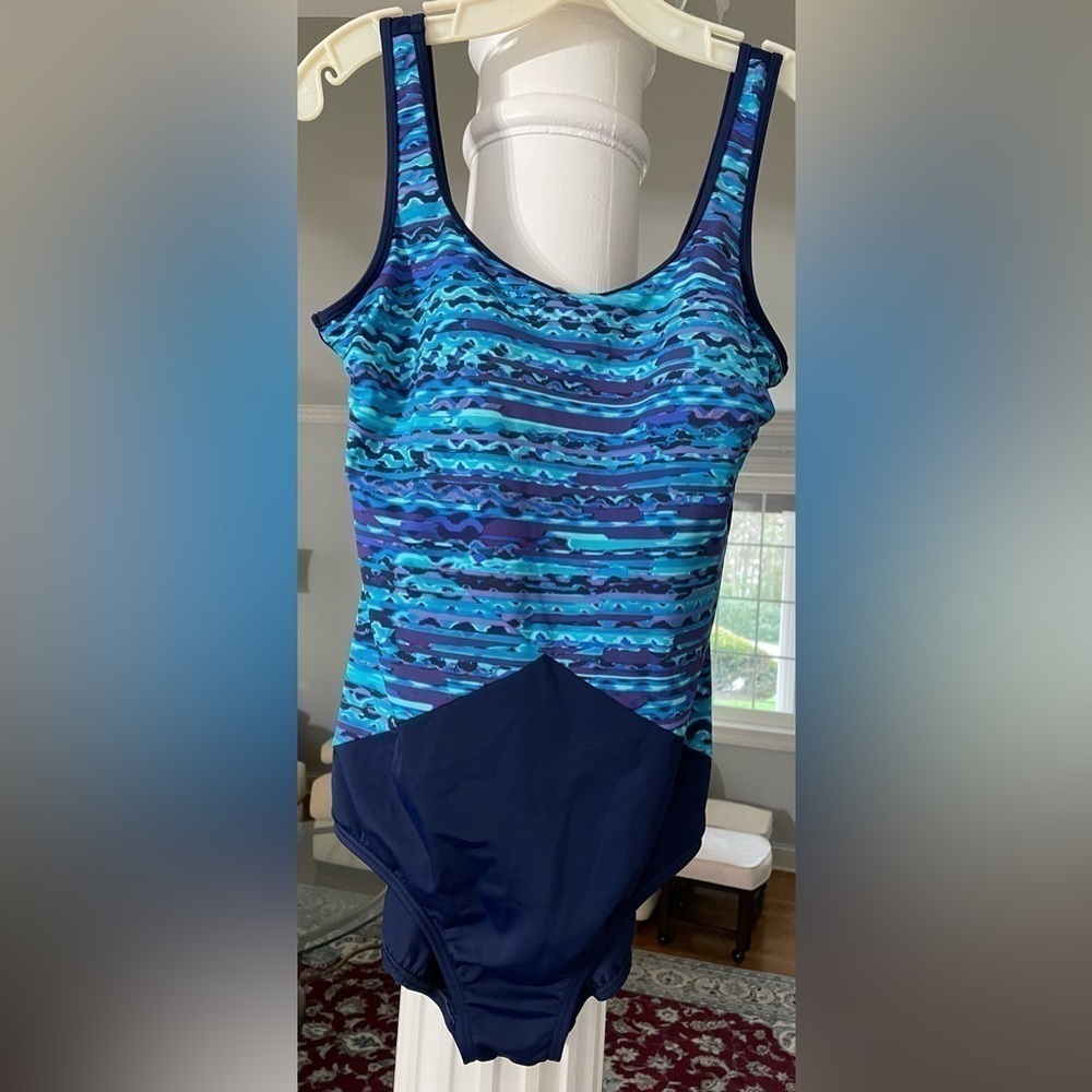 Land’ End women’s one piece swimsuit scoop neck soft cup Bra , sporty size 12